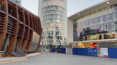 Milan gökdelenleri gün batımında. Şehir merkezindeki muhteşem şehir manzarası modern mimari binalar. Yüksek kalite 4k görüntü