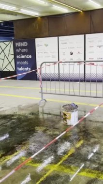 Milan, İtalya - 7 Eylül 2023 - Milano Yenilik Bölgesi, Rho Fiera Milano tren istasyonu yakınlarında su sızıntılarıyla doludur. Bilimin yetenekle buluştuğu yer. Yüksek kaliteli FullHD görüntüler