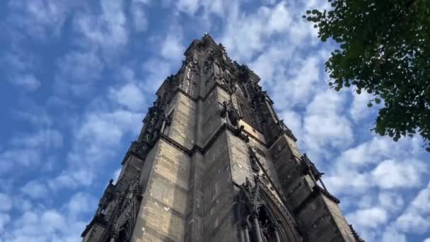 エミュレッジ ハウプキルシュ セントニコライ ドイツのハンブルクにある聖ニコラス教会の鐘楼 ニコラ ニコラチェ作戦 ゴモラ チルト 観光客ウォーキング 高品質の4K映像 — ストック動画