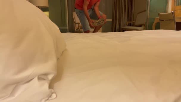 游客来到酒店房间 脱下鞋子 跳上床休息 个人到豪华目的地旅行的概念上的满足 高质量4K镜头60Fps — 图库视频影像