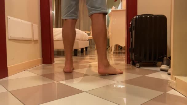 男性高加索游客单独到达酒店房间 疲惫不堪 脱掉鞋子 太阳镜 然后跳上床休息 孤独旅行的概念 60Fps镜头 — 图库视频影像