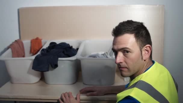 Homme Usine Recyclage Textile Triant Les Vêtements Par Couleur Retourne — Video