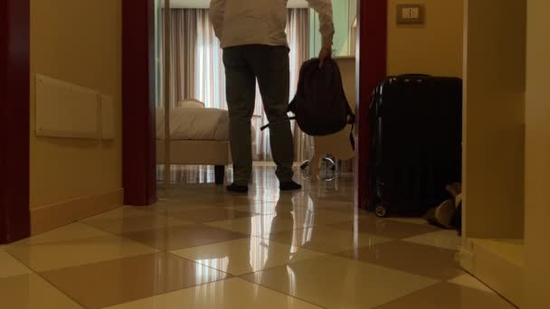 Biznesmen Przybywa Zmęczony Hotelu Ciężkim Dniu Spotkań Targach Odsłoń Zasłony — Wideo stockowe