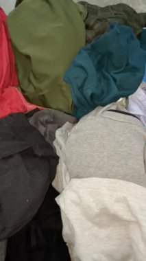 Komisyon 'un 2011 sayılı Kararı 753 AB 2019 1004 sayılı kararına göre yasadışı tüketici sonrası giysi yığını geri dönüştürülmedi. Çok renkli kıyafetlerin üzerinde kuş bakışı görüntüler var. Atık yok. Destansı dönüşüm yavaş