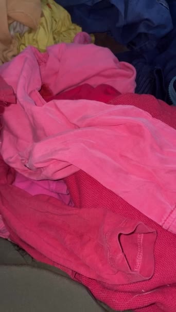 史诗般的放大垂直鸟胶镜头在一堆五颜六色的纺织品废料之上 由于缺乏回收利用 消费后的旧衣服会导致全球变暖问题 优质4K — 图库视频影像