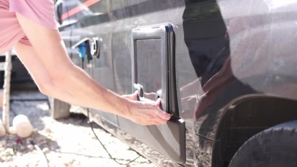 Homme Caucasien Shirt Rouge Sortant Les Toilettes Cassette Camping Car — Video
