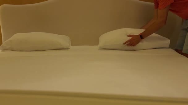 남자는 침대에 베개를 Siesta 집에서 호텔에서 관광객 고품질 — 비디오