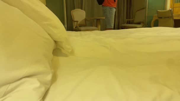Sojourn ホテル到着 アンパッキング そして至福のベッドジャンプ ソロトラベルアドベンチャー 高品質の4K映像 — ストック動画