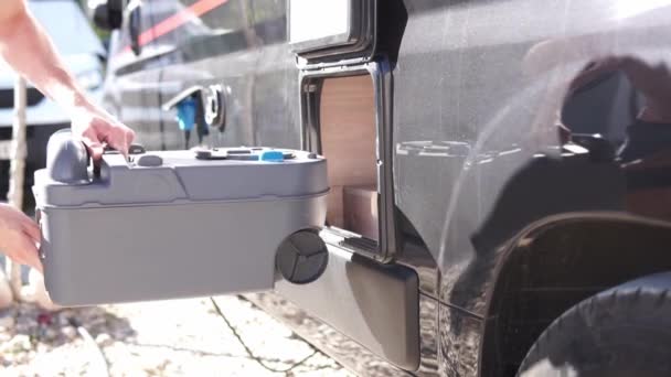 Homme Insère Réservoir Toilettes Chimiques Place Camping Car Life Essentials — Video