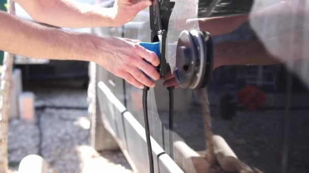 Beyaz Adamın Elleri Mavi Şebekenin Fişini Çekiyor Campervan 230V Soketi — Stok video