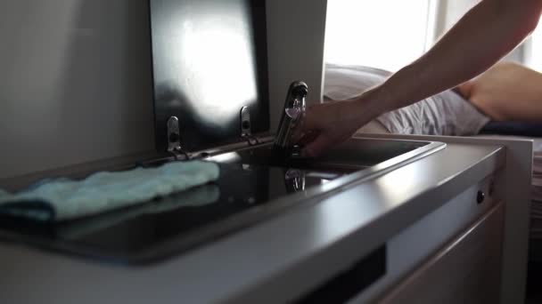 Rvモーターホームシンクでプラスチックカップを洗う人の手 キャンピングカーのライフスタイルにおける水消費経済 灰色の水 きれいな水 高品質のフルHd映像 — ストック動画