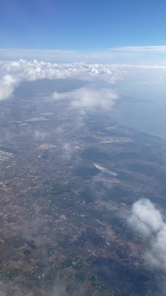 阿利坎特省海岸线景观从飞机上看 晴天笼罩在云彩之上 西班牙的旅游业 高质量的垂直镜头 — 图库视频影像