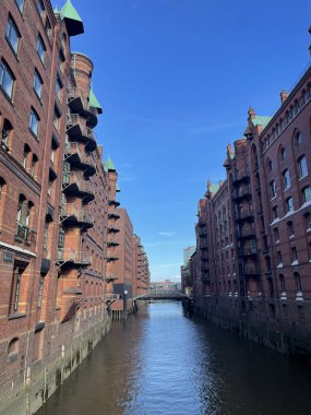 Hamburg, Almanya - 20 Eylül 2023. Popüler su kanalı bölgesinde tarihi Kırmızı Tuğla Binaları. Seyahat rehberi ya da blog için Hafencity resmi. Yüksek kalite fotoğraf