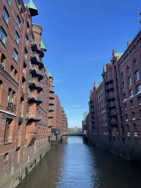 Hamburg, Almanya - 20 Eylül 2023. Popüler su kanalı bölgesinde tarihi Kırmızı Tuğla Binaları. Seyahat rehberi ya da blog için Hafencity resmi. Yüksek kalite fotoğraf
