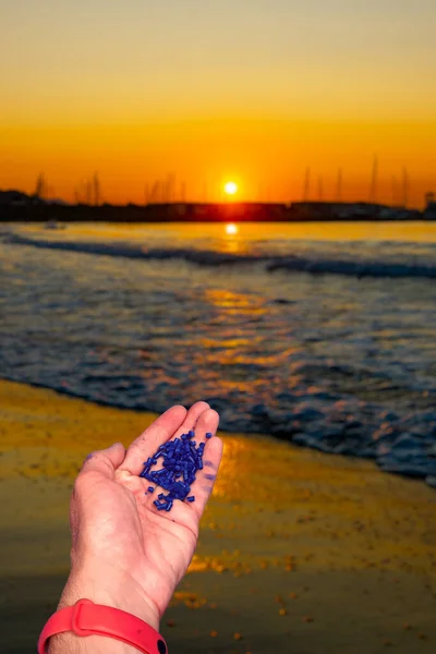 Plastik topakları deniz kenarında tutan ellerin bakış açısı. Galiçya, İspanya yakınlarındaki Atlantik Okyanusu 'nda ekolojik bir felaket. Yüksek kalite fotoğraf