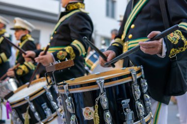 8 Nisan 2023 - Dona Mencia, Cordoba, İspanya. Nuestra Senora de la Soledad müzik grubunun davul çalan bateristinin ayrıntılı görüntüsü, sadakati ve tutkusu. Kapat.