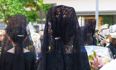 8 Nisan 2023 - Dona Mencia, Cordoba, İspanya. Siyah mantilla giymiş İspanyol kadınlar ve Holly Week töreninde tarak.