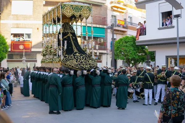 8 Nisan 2023 - Dona Mencia, Cordoba, İspanya. Costalero hamalları kutsal hafta geçit töreninde şamandıra paso taşıyorlar. Virgen de la Soledad
