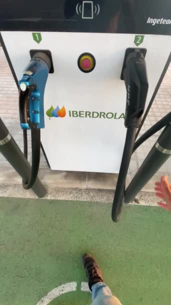 西班牙利坎特 2024年1月4日 手拿着Iberdrola电动车充电插头给电动车充电 — 图库视频影像
