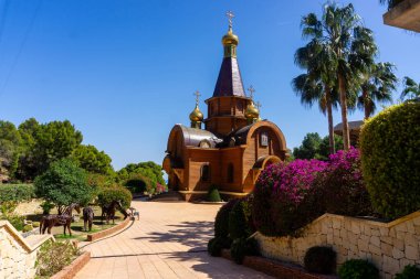 14 Nisan 2024, Altea, Alicante, İspanya. Altea Hills kentleşmesinde altın kubbeleri olan St. Michael Ortodoks Kilisesi 'nin dış manzarası ve bahçesi.