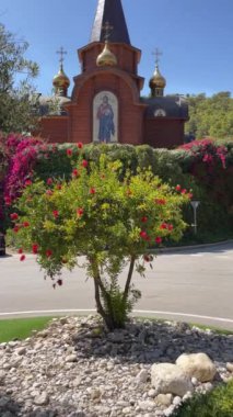 14 Nisan 2024, Altea, Alicante, İspanya. Altea Hills kentleşmesinde altın kubbeleri olan St. Michael Ortodoks Kilisesi 'nin dış görünüşü ve bahçesi.
