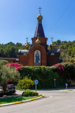 14 Nisan 2024, Altea, Alicante, İspanya. Başmelek Aziz Mikail 'in Rus Ortodoks Kilisesi' nin dikey manzarası ve bahçeleri, Altea Hills kentleşmesi, stil mimarisi,