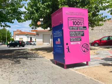 Ibi, Alicante, İspanya - 8 Haziran 2024. Tekstil atığı konteynırı sokakta ya da umumi alanda giysi depolamak için. Sosyal dışlanma riski olan birçok insanın bağışlardan yardıma ihtiyacı var. Tekstil yapmanın tek yolu