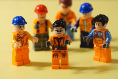 22 Haziran 2024, Ibi, İspanya. Erkeklerin çoğunlukta olduğu işyerindeki kadın lider reddedildi