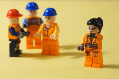 22 Haziran 2024, Ibi, İspanya. Lego heykelcikleri tarafından temsil edilen, Erkek Egemen İşyeri Konsepti 'ndeki Meslektaşlar tarafından reddedilen kadın işçi. İşçi Bayramı, Uluslararası Kadınlar Günü
