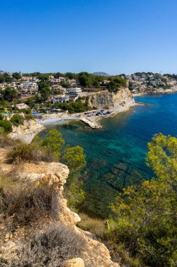 Okuyucularınızı İspanya 'nın Alicante eyaletindeki Calpe Benissa' nın saf güzelliğini tecrübe etmeye davet edin. Bu çarpıcı manzara, kristal berrak sularda yüzen canlı deniz yatağını yakalıyor.