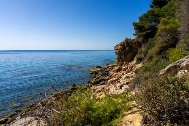 İspanya 'nın Alicante eyaletindeki Benissas ekolojik yürüyüşünün dingin güzelliğini yakalayın. Bu çarpıcı görüntü, seyahat rehberleri ve bloglar için mükemmel bir manzara yolu gösteriyor.
