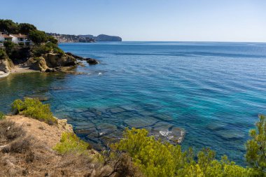 İspanya 'nın Alicante eyaletindeki Benissas ekolojik yürüyüşünün dingin güzelliğini yakalayın. Bu çarpıcı görüntü, seyahat rehberleri ve bloglar için mükemmel bir manzara yolu gösteriyor.