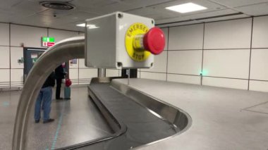 Taşıyıcı bant makinesinin acil durması. Güvenli mantar kırmızısı. 4K görüntüsünü büyüt. Yüksek kalite 4k görüntü