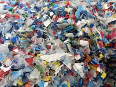 Renkli plastik pulların yakın plan görüntüsü. Kirliliği, çevreyi, gezegeni kurtarmayı. PP plastik şişelerden geri dönüşüm. Şişe kapağı. PET şişesi geri dönüştürüldü. Yüksek kalite fotoğraf