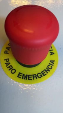 Acil zum makinesini durdur. Güvenli mantar kırmızısı. 4K görüntüsünü büyüt. Yüksek kalite 4K dikey görüntü. İspanyol paro de emergencia. Dikey görüntüler