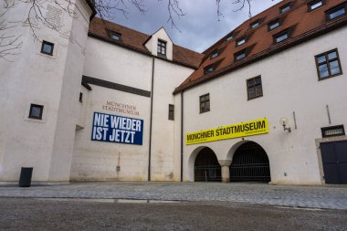 16 Mart 2024 - Münih, Almanya. Munchner Stadtmuseum cephesi. Münih Şehir Müzesi, 1888 'de kuruldu ve 2031' e kadar yenilenmek üzere kapatıldı. Yüksek kalite fotoğraf