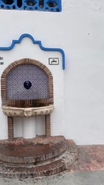 30 Nisan 2023, Nerja, İspanya - Deniz kenarındaki çeşmenin manzarası. Endülüs 'te turizm, Malaga. Dikey çekim, konsept seyahat. Yüksek kalite 4k görüntü