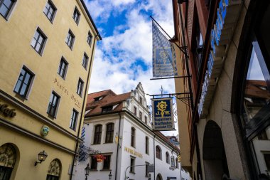 16 Mart 2024 - Münih, Almanya. HOFBRAUHAUS bira fabrikası, AUGUSTINER BRAU, PLATZL HOTEL ve Münih 'teki HARD ROCK CAFE ön cephesi, turistler ve yerliler için çok ünlü simgeler. Seyahat rehberleri için resim