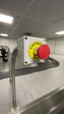 3 Mart 2023, Londra, İngiltere - Gatwick Havaalanı 'nda acil durdurma düğmesine basın. Uzaklaş. Seyahat ediyorum. Yavaş çekim 4K, dikey çekim, konsept. Yüksek kalite 4k görüntü