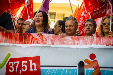 Alicante, İspanya - 26 Eylül 2024. İşçiler, çalışma haftasının 37,5 saate düşürülmesini talep etmek için işverenlerin genel merkezi önünde gösteri yapıyorlar. Sendikalar CCOO ve UGT. Yüksek kalite fotoğraf