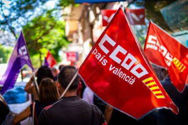 Alicante, İspanya - 26 Eylül 2024. İşçiler, çalışma haftasının 37,5 saate düşürülmesini talep etmek için işverenlerin genel merkezi önünde gösteri yapıyorlar. Sendikalar CCOO ve UGT. Yüksek kalite