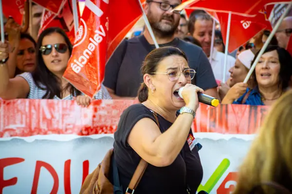Alicante, İspanya - 26 Eylül 2024. İşçiler, çalışma haftasının 37,5 saate düşürülmesini talep etmek için işverenlerin genel merkezi önünde gösteri yapıyorlar. Sendikalar CCOO ve UGT. Yüksek kalite fotoğraf