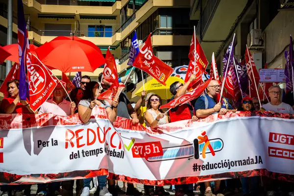 Alicante, İspanya - 26 Eylül 2024. İşçiler, çalışma haftasının 37,5 saate düşürülmesini talep etmek için işverenlerin genel merkezi önünde gösteri yapıyorlar. Sendikalar CCOO ve UGT. Yüksek kalite