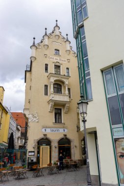 16 Mart 2024 - Münih, Almanya. Markt Laurin Oteli Cephesi Viktualienmarkt ve geleneksel Bavyera mutfağı restoranı