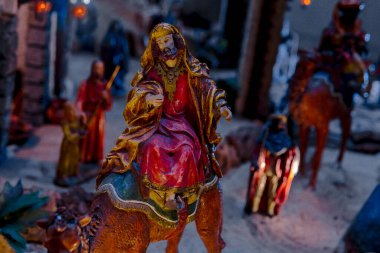 Kral Kaspar deveyle İsa 'nın doğumu sahnesine doğru ilerliyor. Resim, konsept Noel ve Epifani. Üç bilge adam, büyücü.