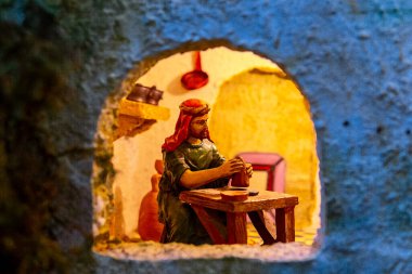 Potter gece Beytüllahim kapısının penceresinden görülmüş. Resim, Noel ve Epifani konsepti. Noel kartı. Kartpostal Yüksek kalite fotoğraf