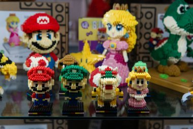 Malaga, İspanya - 6 Aralık 2023. Bloklardan yapılmış renkli Lego Süper Mario, İkonik Oyun Figürü. Luigi, Koopa ve Peach prensesi. Yüksek kalite fotoğraf