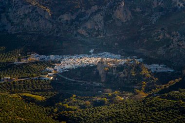 Zeytin ağaçları, Sierra Subbetica, Cordoba, Endülüs, İspanya ile çevrili Zuheros köyü üzerindeki ışıklar ve gölgeler. Oreja de la Mula tepesinden manzara, Dona Mencia kasabası. Yüksek kalite fotoğraf