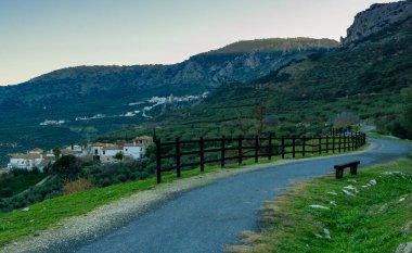 Dona Mencia ve Zuheros arasındaki patika, Cordoba, İspanya - 27 Aralık 2023. Verde Sierra Subbetica üzerinden. Verde del aceite yoluyla. Bisiklet pisti, bisiklet turu ve sürdürülebilir turizm için güzel bir yol