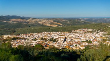Dona Mencia 'nın üzerinde Gündoğumu. Etrafı zeytin ağaçları, Sierra Subbetica, Cordoba, Endülüs, İspanya ile çevrili. Oreja de la Mula tepesinden manzara. Yüksek kalite fotoğraf